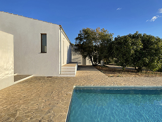 Casa Cerro - https://davidfern.lon1.cdn.digitaloceanspaces.com/media/images/Front_from_pool_web_CC_jpg_.jpg