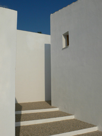 Casa Cerro - https://davidfern.lon1.cdn.digitaloceanspaces.com/media/images/Web-CCerro-Steps-to-pool.jpg